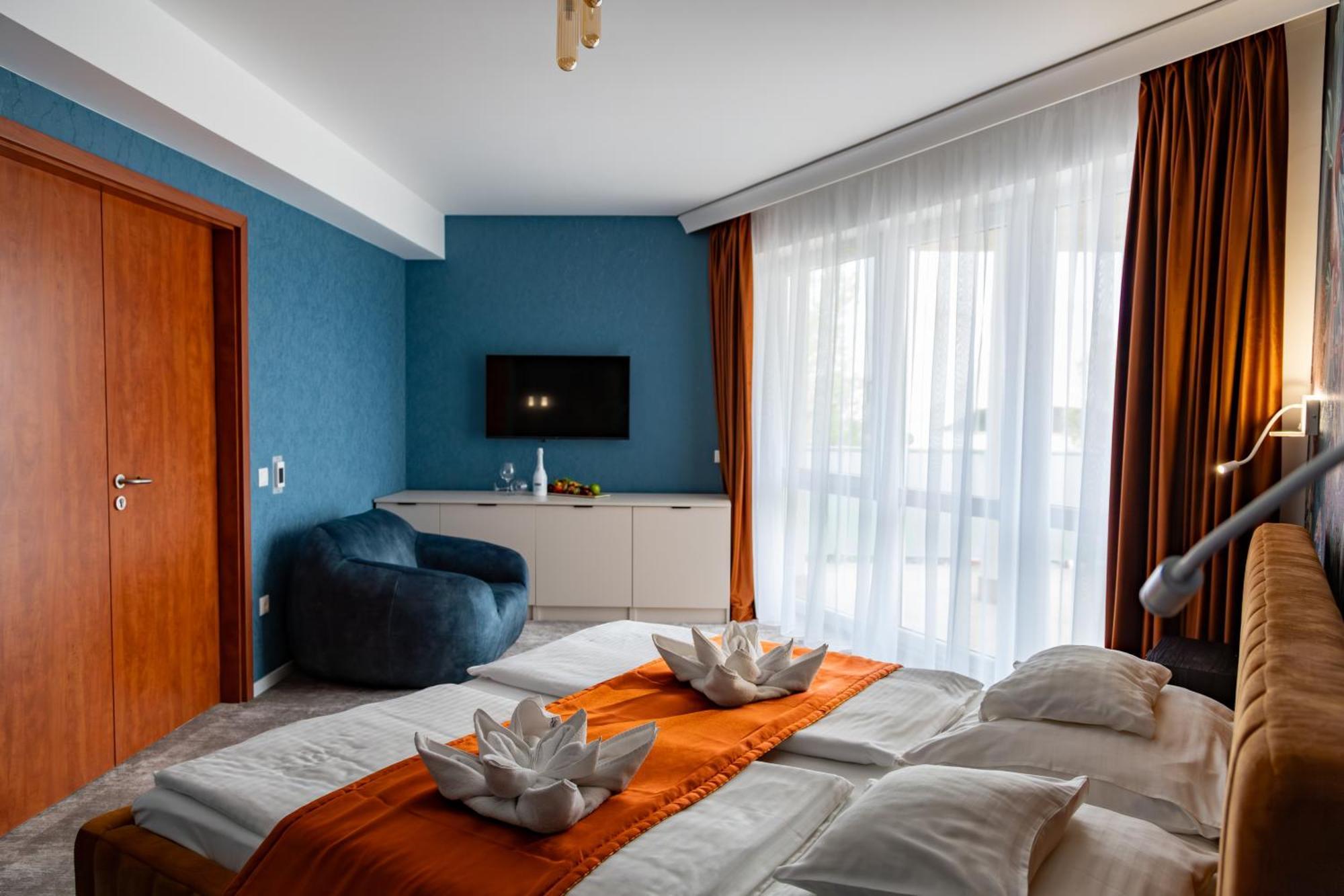 Hotel Atlantis Wellness & Conference ハイデゥソボスロー エクステリア 写真