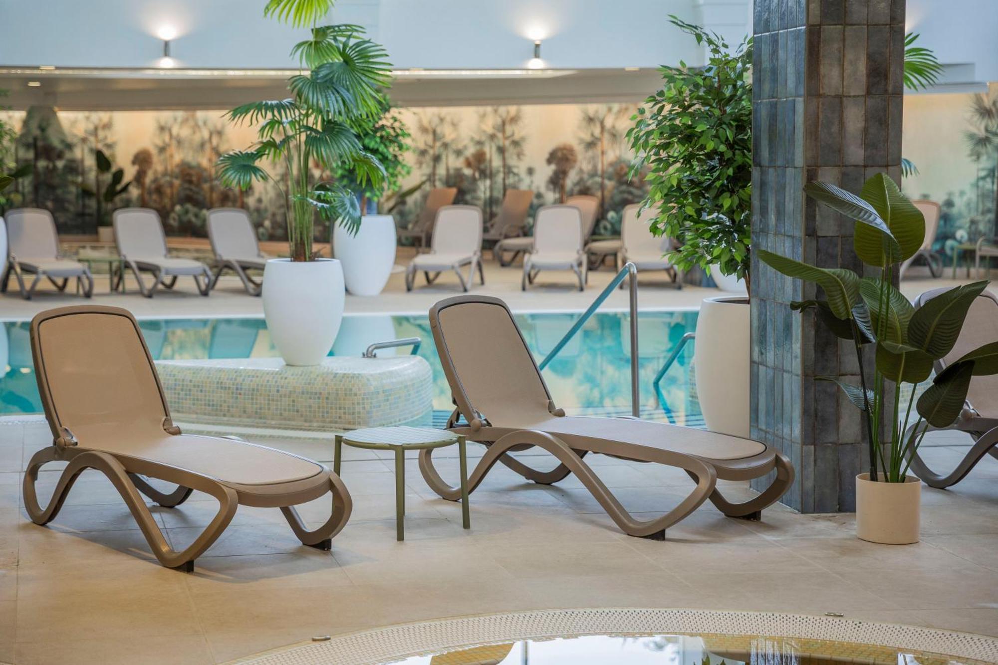 Hotel Atlantis Wellness & Conference ハイデゥソボスロー エクステリア 写真