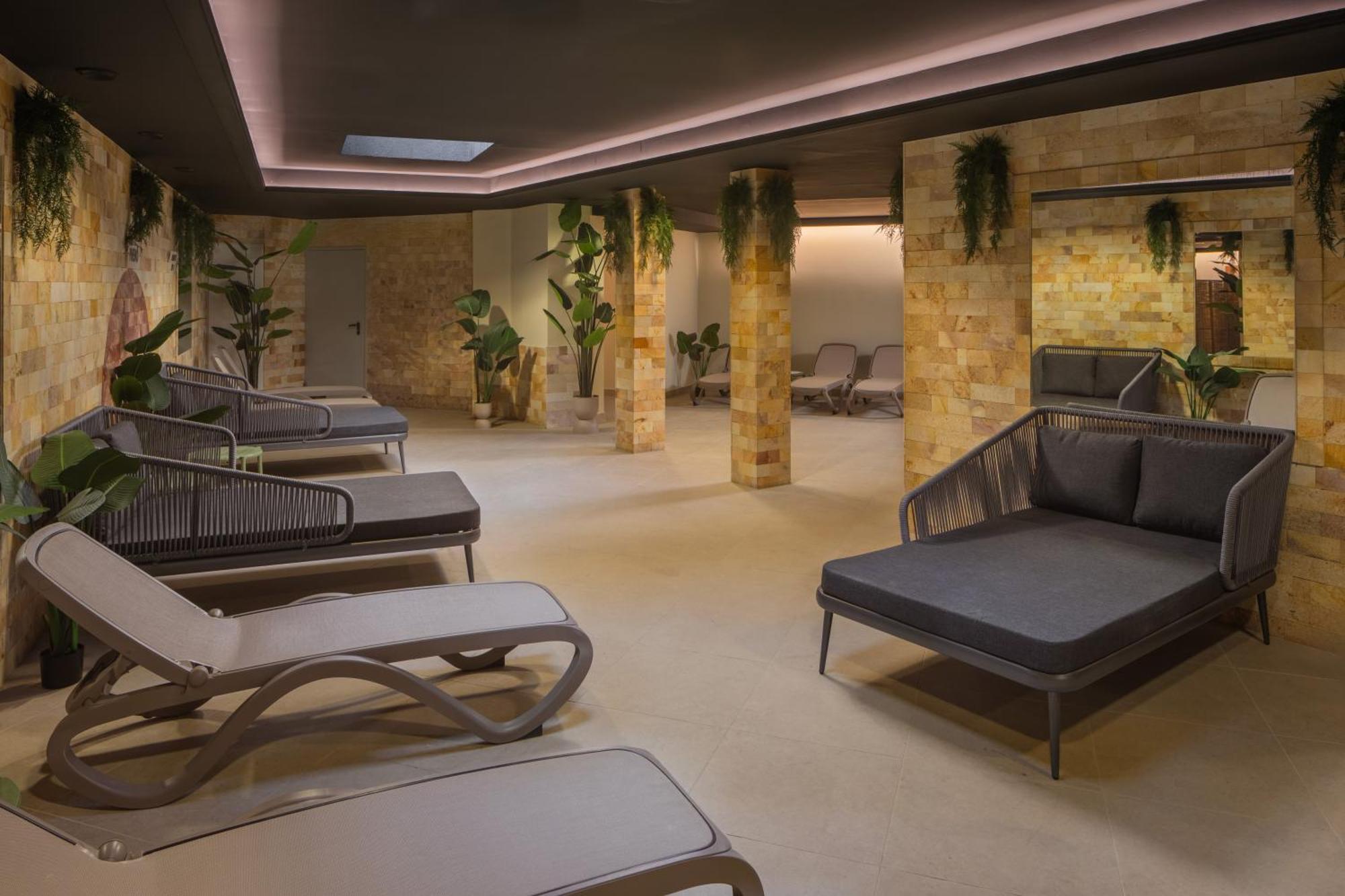 Hotel Atlantis Wellness & Conference ハイデゥソボスロー エクステリア 写真