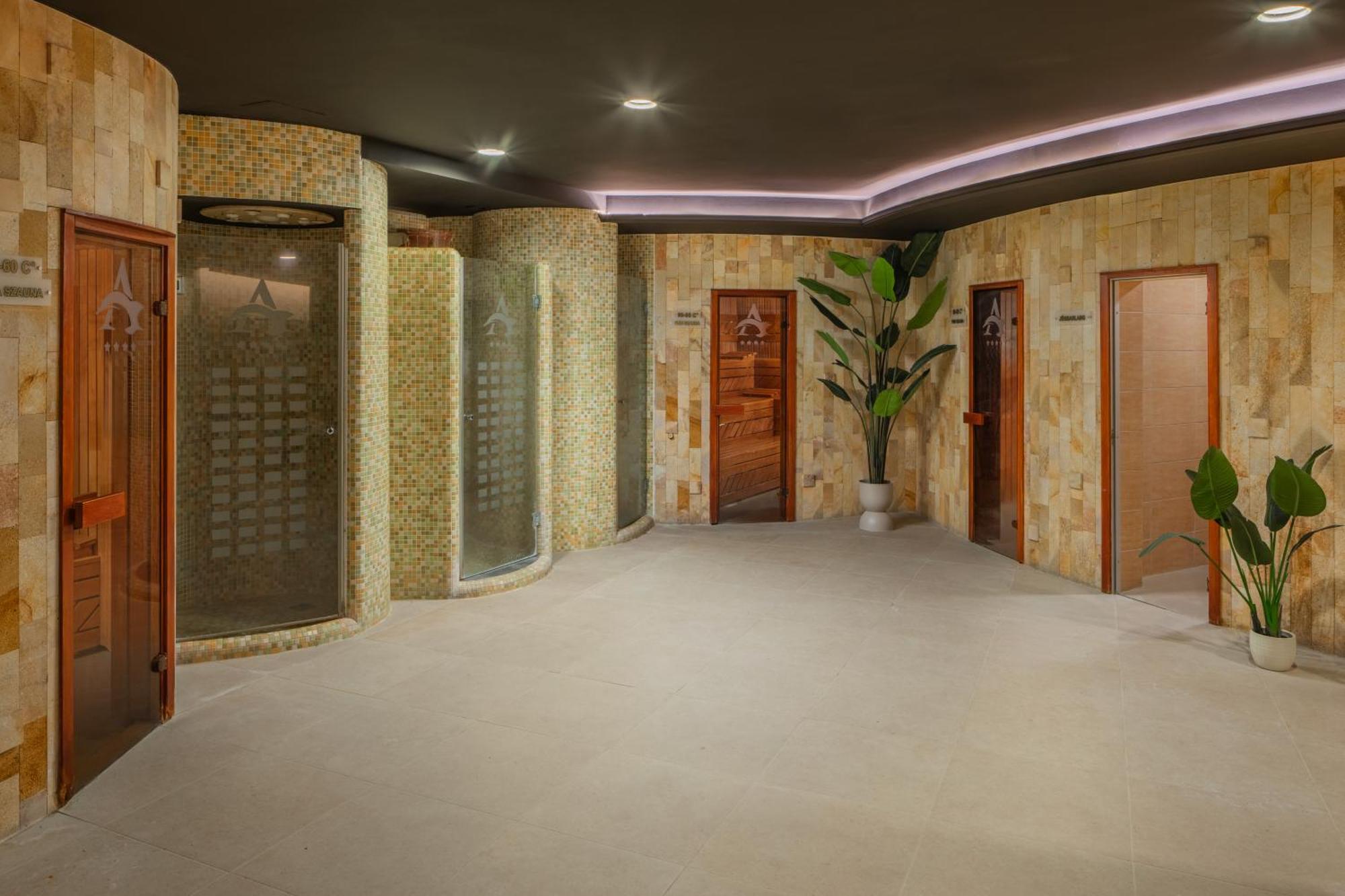 Hotel Atlantis Wellness & Conference ハイデゥソボスロー エクステリア 写真