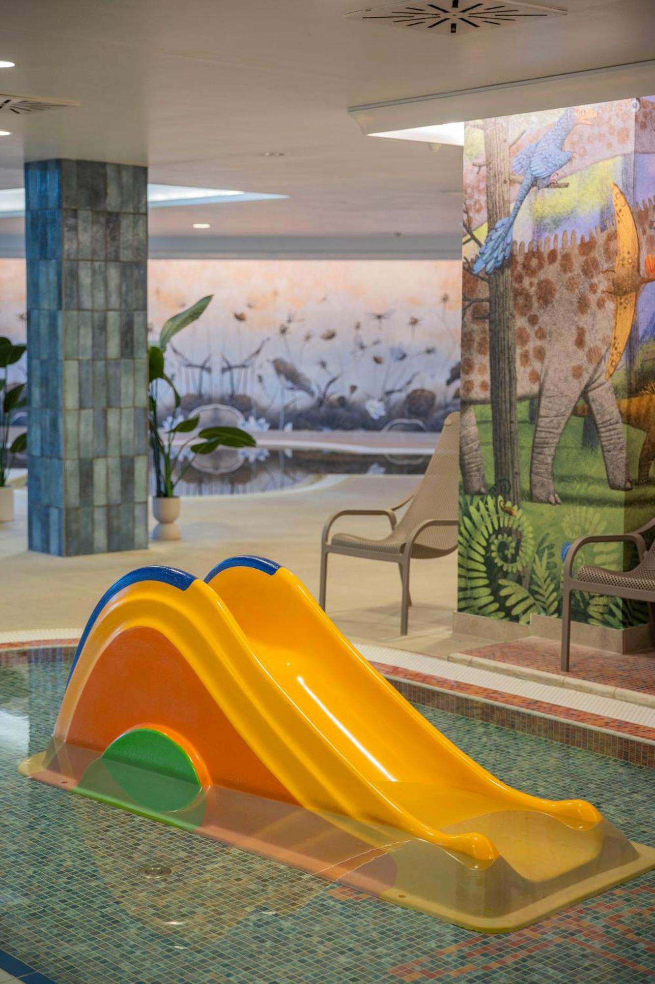 Hotel Atlantis Wellness & Conference ハイデゥソボスロー エクステリア 写真